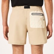 Latitude 18" Short - Humus