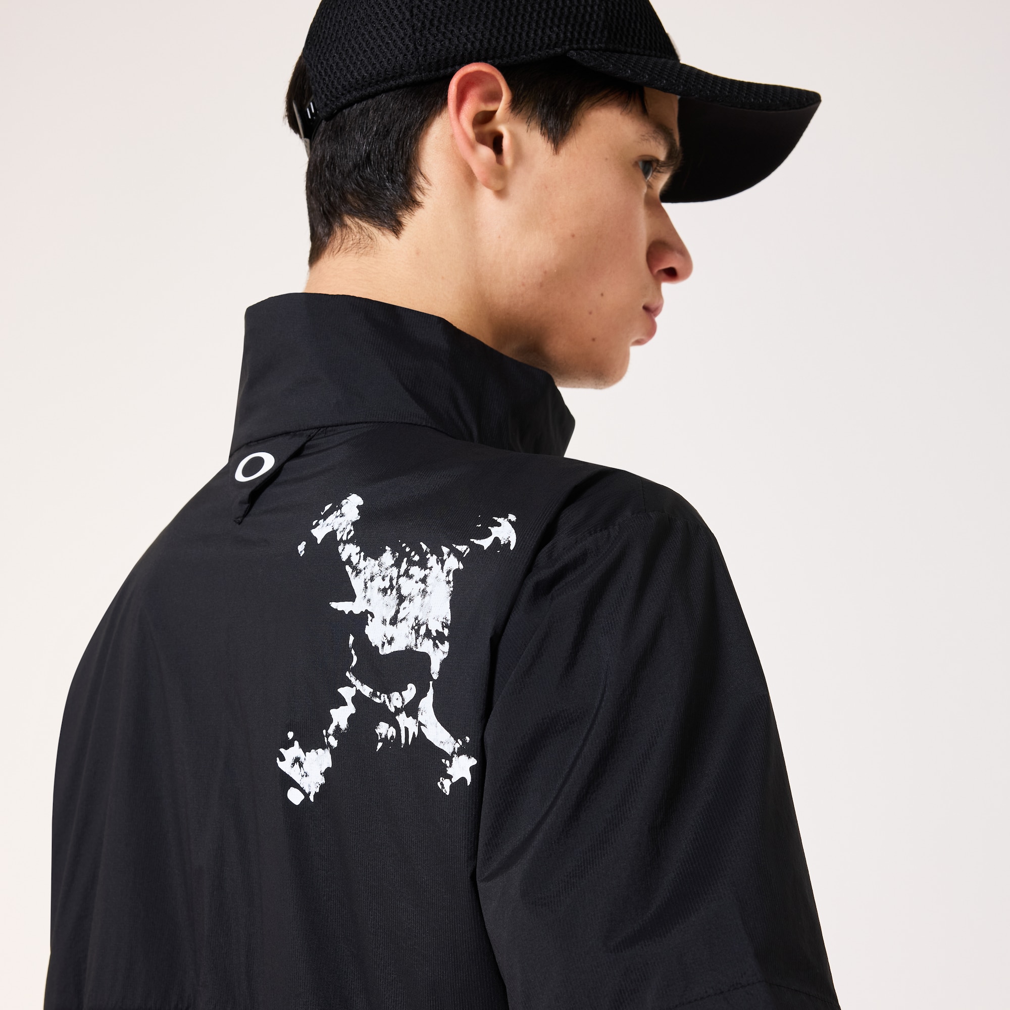 Oakley Skull S/S Airy Wind Jacket in Pitch Black | Oakley® JP